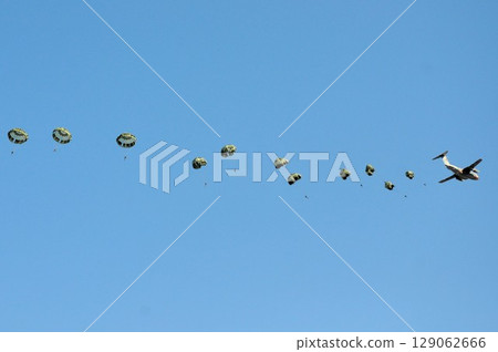 自衛隊從運輸機上跳傘 129062666