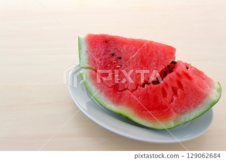 桌子背景切西瓜 129062684