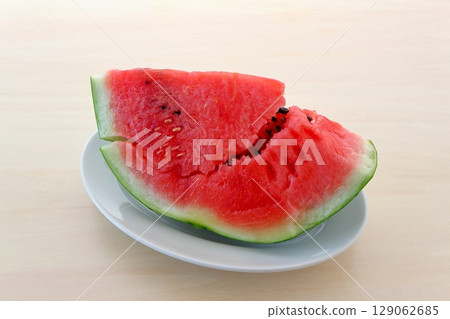 桌子背景切西瓜 129062685