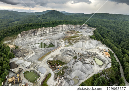 Open-pit mine of gravel materials for construction industry in Appalachian mountains in North Carolina, USA 129062857