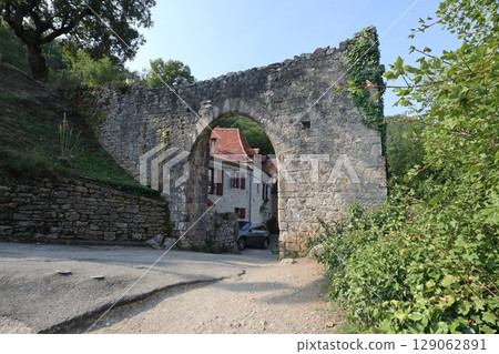 Entrance to the beautiful French village of Saint-Cirq-Lapopie Entrance to the beautiful French village of Saint-Cirq-Lapopie 129062891