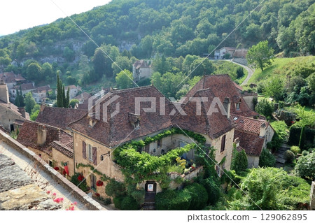 Panorama of the beautiful French village of Saint-Cirq-Lapopie Panorama of the beautiful French village of Saint-Cirq-Lapopie 129062895