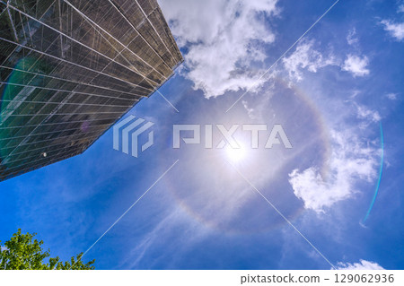 日本橫濱的城市景觀。公寓大樓的維修和檢查、鷹架、防護網、光環等。衛星天線… 129062936