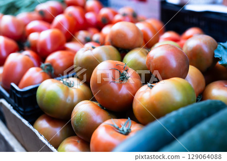 fresh tomatoes in a food box 129064088