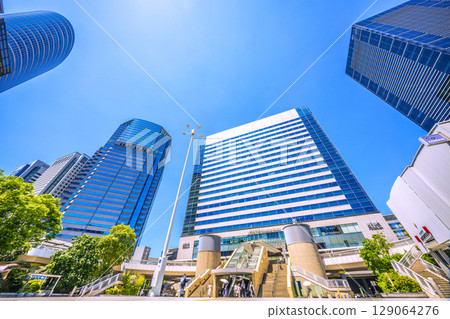 七月的東京街景。酷熱難耐…俯瞰品川站前的辦公大樓。邁向新時代=第26屆 129064276