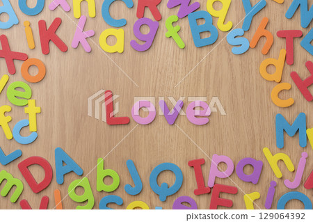 由彩色字母組成的英文單字“Love” 129064392