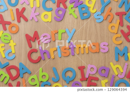 彩色字母組成英文單字“聖誕快樂” 彩色字母組成英文單字“聖誕快樂” 129064394