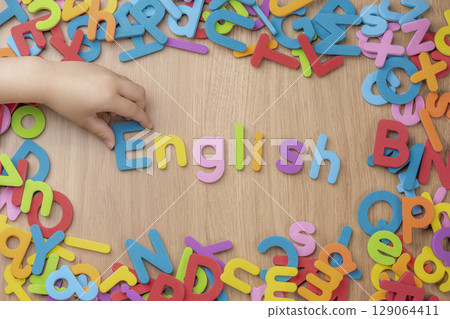 孩子在英語學習中用手排列字母表 129064411