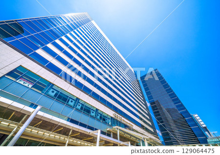 七月的東京城市景觀。酷熱難耐…品川站和辦公大樓的景色。邁向新時代 = 第26屆 129064475