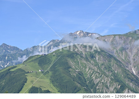 白馬山脈的夏日天空與殘雪 / 長野縣 白馬山脈的夏日天空與殘雪 / 長野縣 129064489