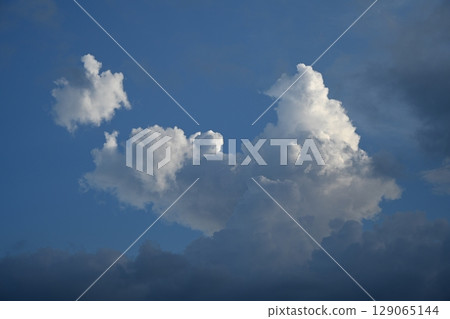 透過雲層縫隙看到的太陽 129065144