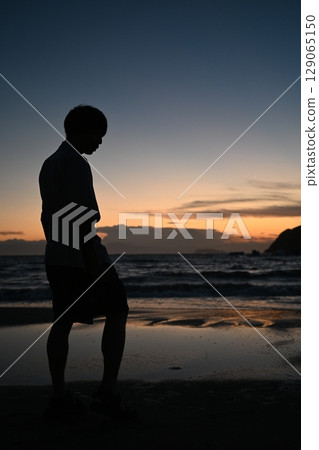 Men watching the sea 129065150