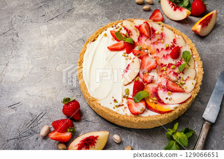 Delicious Tart with peaches and strawberries 129066651