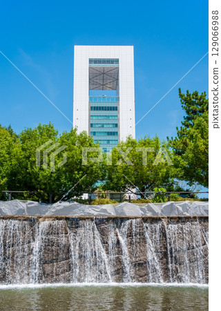 霞港公園瀑布與四日市港大廈(三重縣四日市霞) 霞港公園瀑布與四日市港大廈(三重縣四日市霞) 129066988