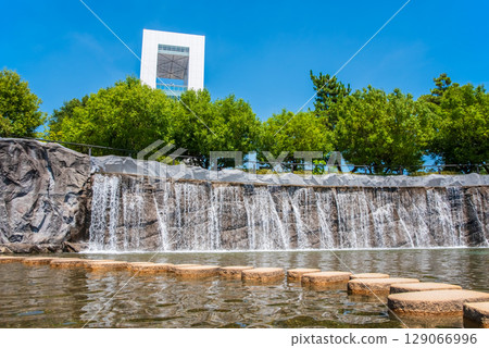 霞港公園瀑布與四日市港大廈（三重縣四日市霞） 129066996