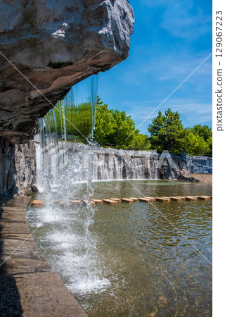 A view of the waterfall at Kasumi Port Park (Kasumi, Yokkaichi City, Mie Prefecture) 129067223
