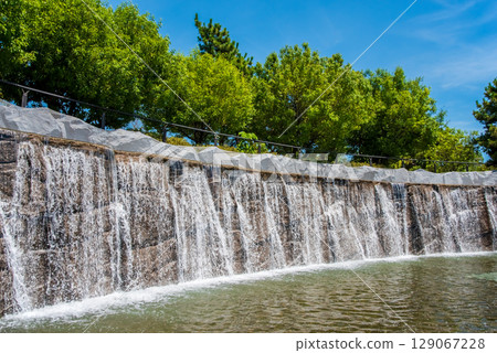 A view of the waterfall at Kasumi Port Park (Kasumi, Yokkaichi City, Mie Prefecture) 129067228