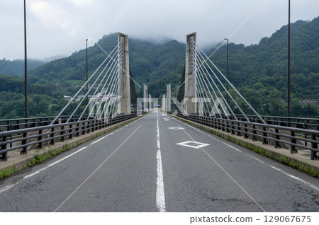 八場水壩的不動橋聳立在多雲的天空中 129067675