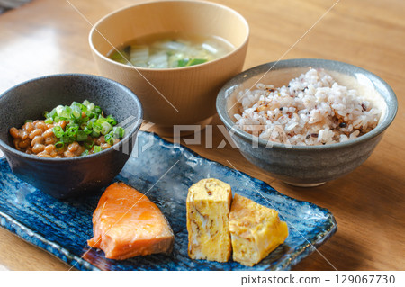 納豆、烤鮭魚、味噌湯等日式家庭早餐套餐 129067730