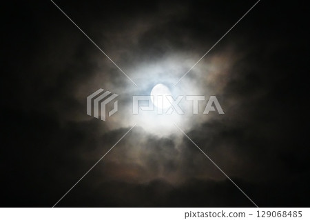 可疑的月亮 可疑的月亮 129068485
