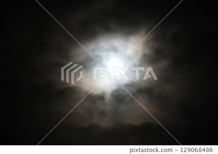 可疑的月亮 可疑的月亮 129068486