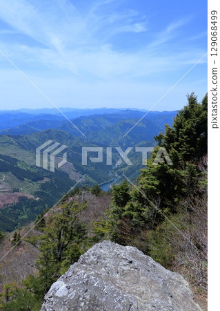 初夏時節從稻倉山頂眺望的景色(高知縣土佐町) 初夏時節從稻倉山頂眺望的景色(高知縣土佐町) 129068499