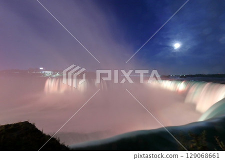 世界三大瀑布之一的加拿大尼加拉瀑布的燈光秀 129068661