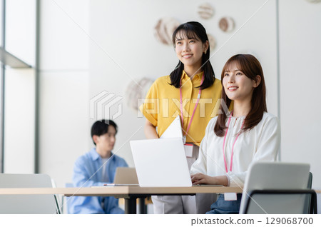 一位年輕的女商人在辦公室工作[拍攝合作：SKY Perfect Tokyo Media Center] 129068700