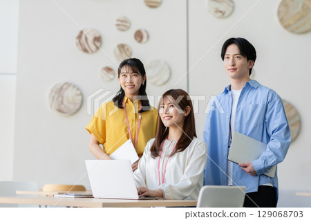 Young business people working in an office [Filming cooperation: SKY Perfect Tokyo Media Center] 129068703