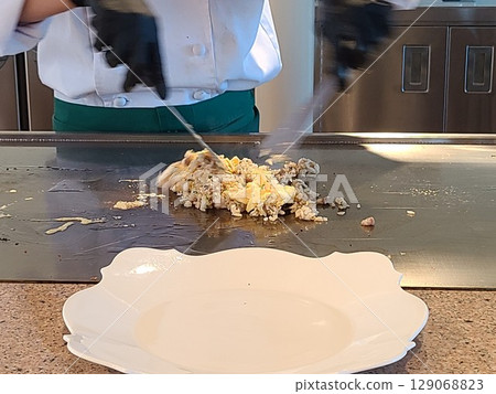 鐵板燒套餐,蒜香飯,炒飯,材料,背景 鐵板燒套餐,蒜香飯,炒飯,材料,背景 129068823