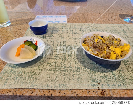 鐵板燒套餐，蒜香飯，炒飯，材料，背景 129068828