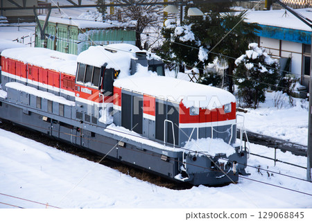 積雪覆蓋的日本國家鐵路DE11型2001年柴油機車（新川崎新鶴見機務段） 129068845
