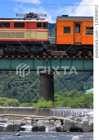 A former Seibu E31-type locomotive running leisurely on the Oigawa Railway under a summer sky_Photo taken on July 20, 2025 129069012