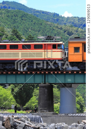 A former Seibu E31-type locomotive running leisurely on the Oigawa Railway under a summer sky_Photo taken on July 20, 2025 129069013
