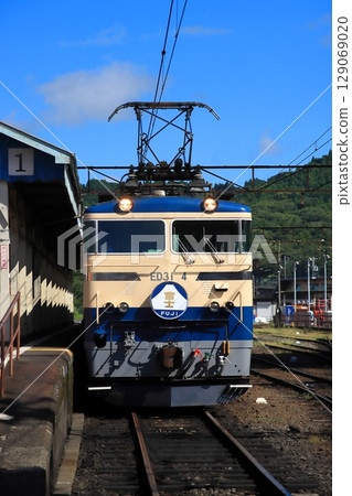Oigawa Railway E31 class locomotive hauling Blue Train Express at the retro Shin-Kanaya Station (Photo taken on July 20, 2025) 129069020