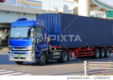 Trailer truck 129069033