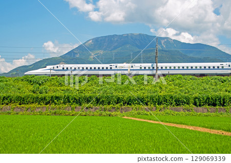 東海道新幹線N700S穿越伊吹山腳下的鄉村 129069339