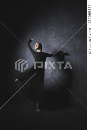 Dancer Portrait 129069583