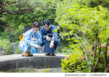 穿著浴衣約會的男女 129069644