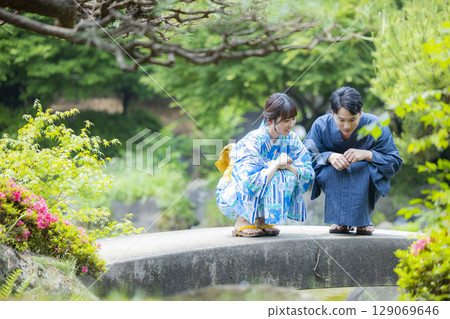 穿著浴衣約會的男女 129069646