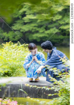 穿著浴衣約會的男女 穿著浴衣約會的男女 129069649