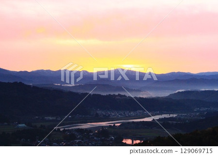 View of the Shinano River at sunrise from the Ojiyayama Honyama Plateau in Niigata Prefecture View of the Shinano River at sunrise from the Ojiyayama Honyama Plateau in Niigata Prefecture 129069715