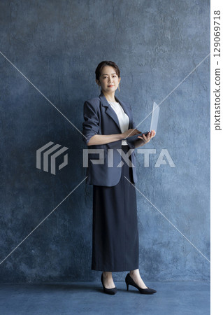 在辦公室工作的婦女 129069718