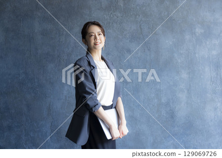 在辦公室工作的婦女 129069726
