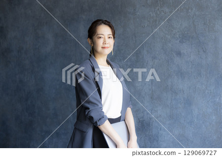 在辦公室工作的婦女 129069727