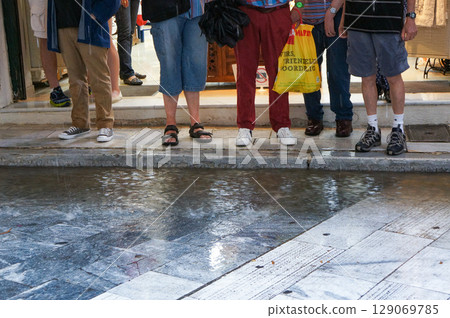 突如其來的暴雨導致人們被困 突如其來的暴雨導致人們被困 129069785