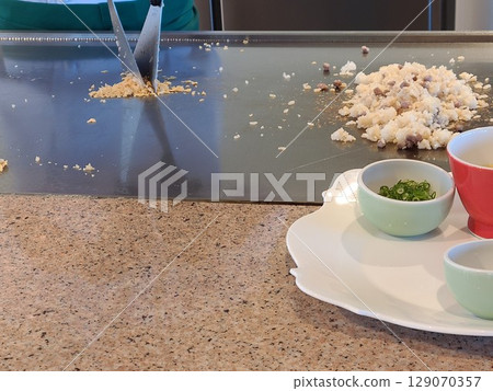 鐵板燒套餐,蒜香飯,炒飯,材料,背景 鐵板燒套餐,蒜香飯,炒飯,材料,背景 129070357