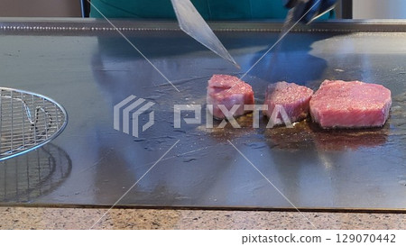 Teppanyaki course meal, grilled meat, material, background 129070442