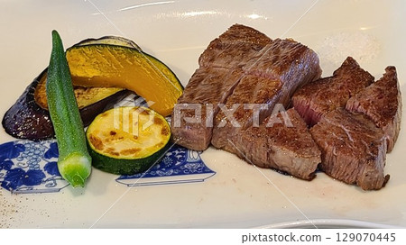 Teppanyaki course meal, grilled meat, material, background 129070445