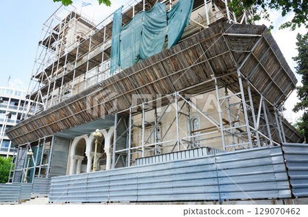 為翻修工程搭建鷹架的建築物外部 為翻修工程搭建鷹架的建築物外部 129070462